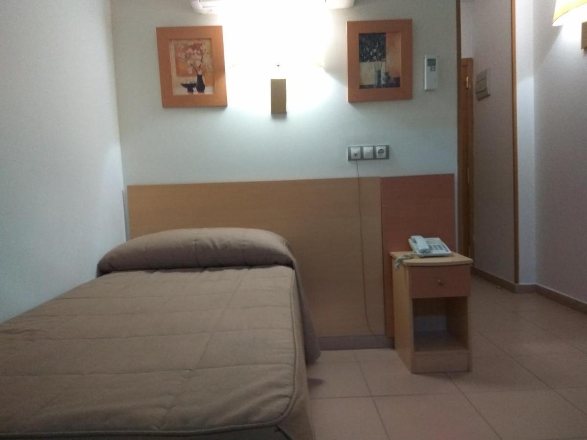 Hostal El Arco Mejorada Del Campo Luaran gambar