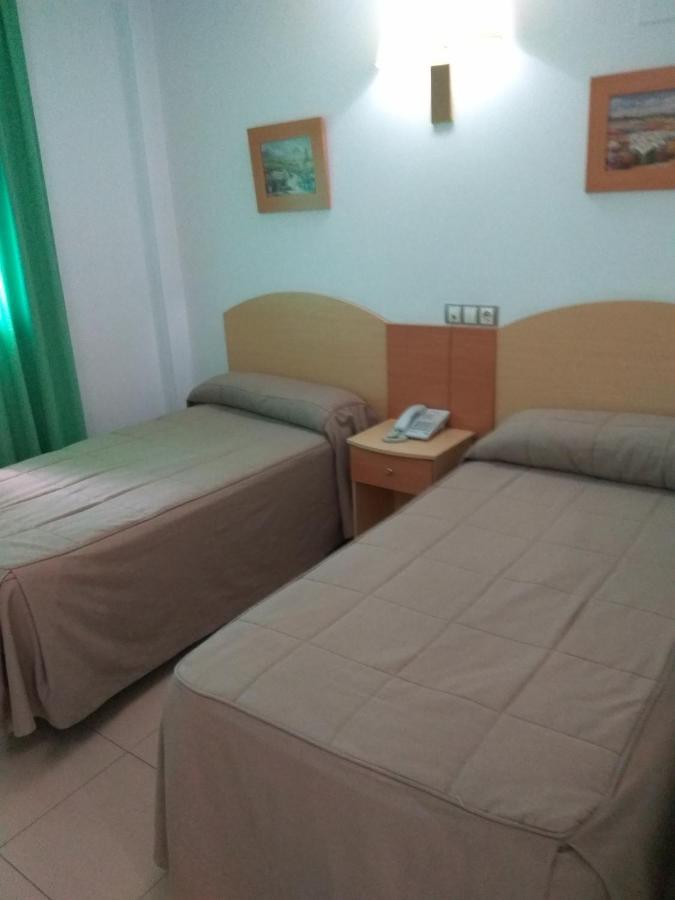 Hostal El Arco Mejorada Del Campo Luaran gambar
