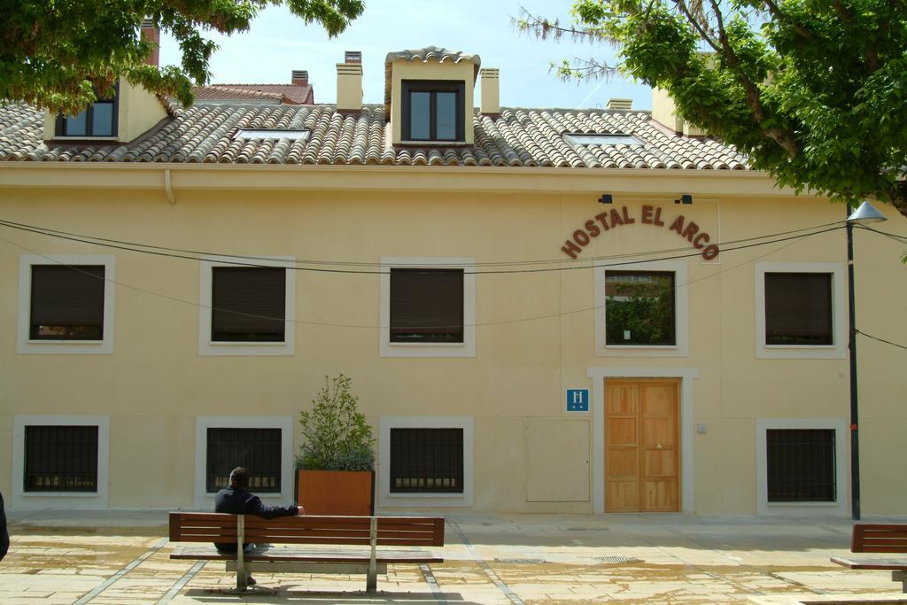 Hostal El Arco Mejorada Del Campo Luaran gambar
