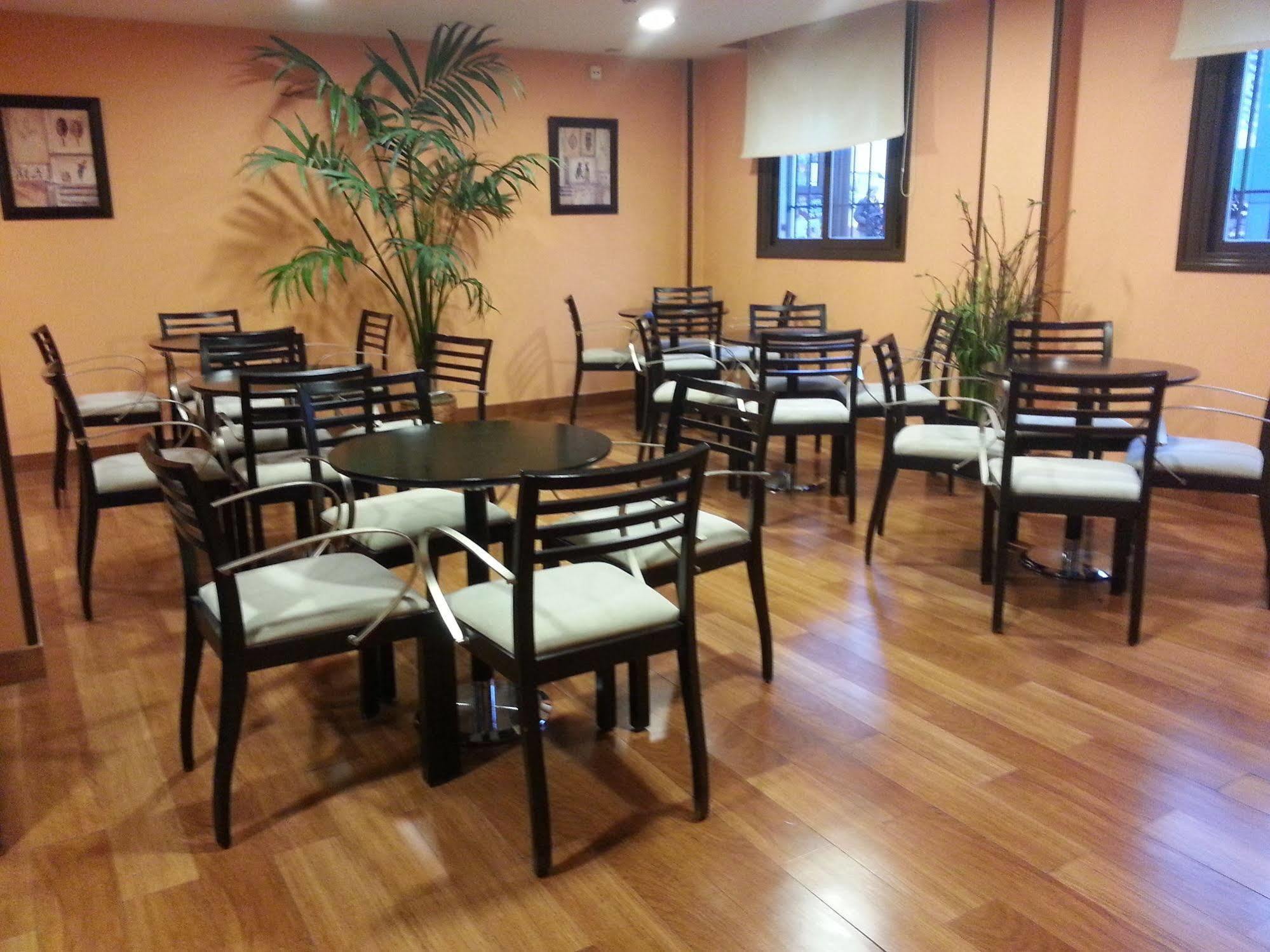 Hostal El Arco Mejorada Del Campo Luaran gambar