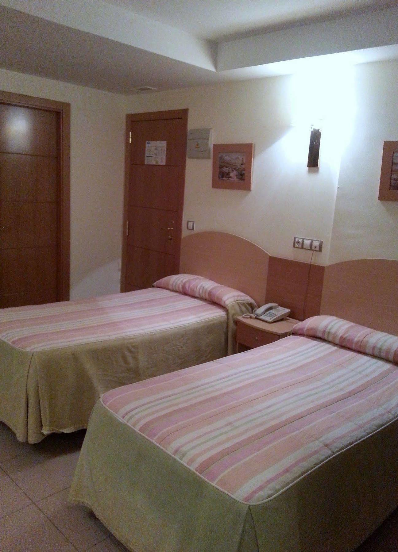Hostal El Arco Mejorada Del Campo Luaran gambar