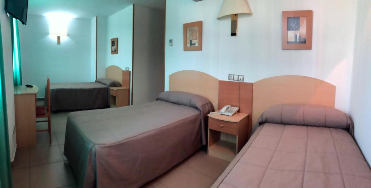 Hostal El Arco Mejorada Del Campo Luaran gambar