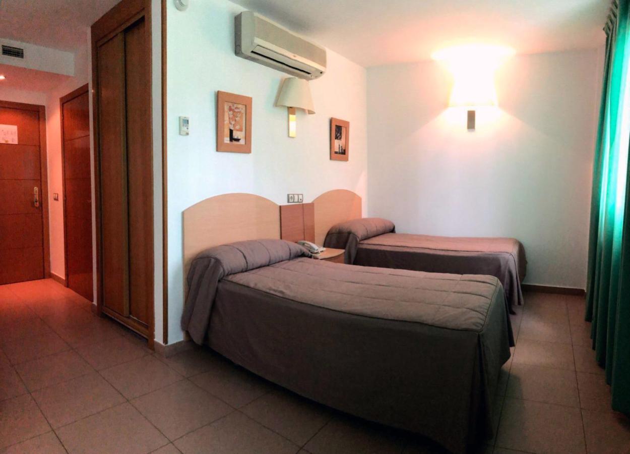 Hostal El Arco Mejorada Del Campo Luaran gambar