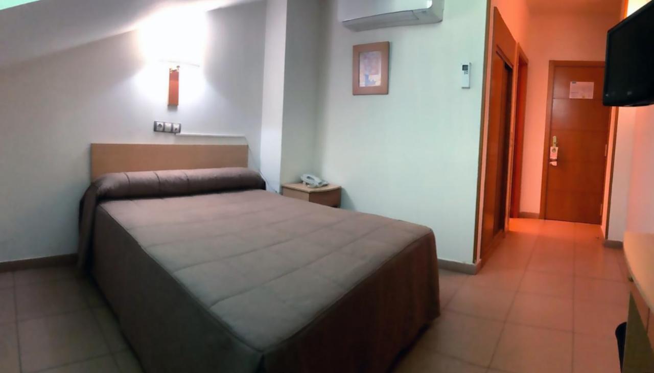 Hostal El Arco Mejorada Del Campo Luaran gambar