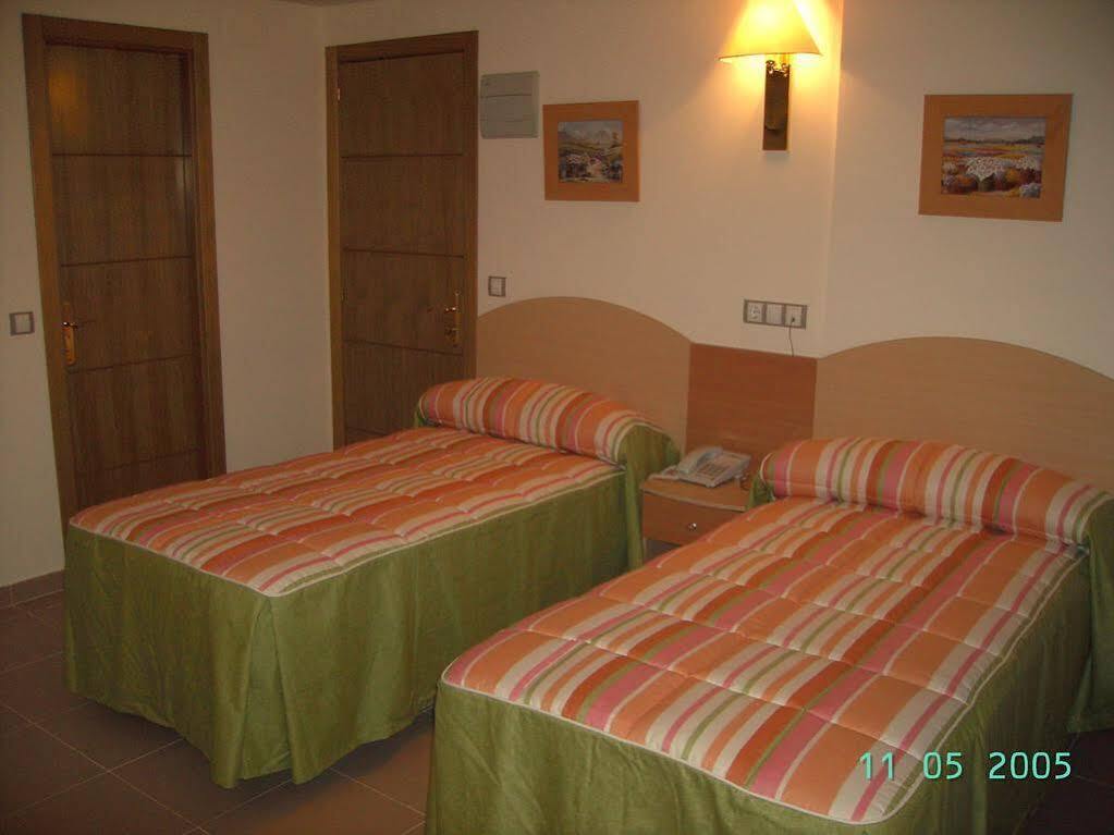 Hostal El Arco Mejorada Del Campo Luaran gambar
