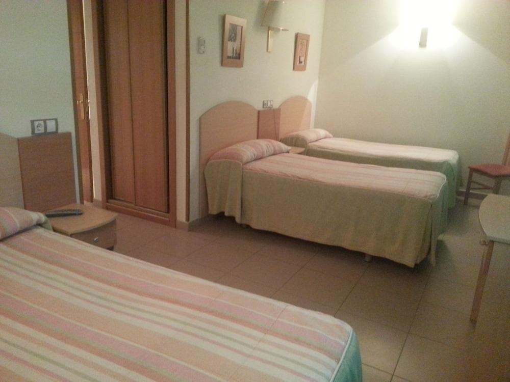 Hostal El Arco Mejorada Del Campo Luaran gambar