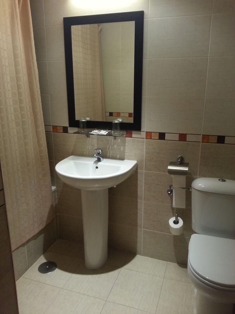 Hostal El Arco Mejorada Del Campo Luaran gambar